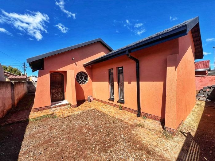 For Sale: House in Protea North, 3 bedrooms, open-plan kitchen, garage, near amenities.