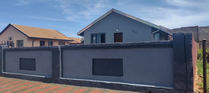 For Sale: House in Sebokeng Zone 6 with 2 bedrooms, close to schools and shops.