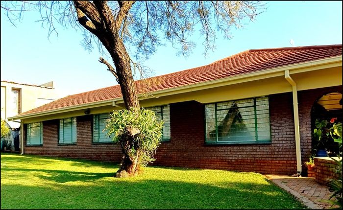 For Sale: House in Waterberry Country Estate with expansive garden, garages, and flexible spaces.