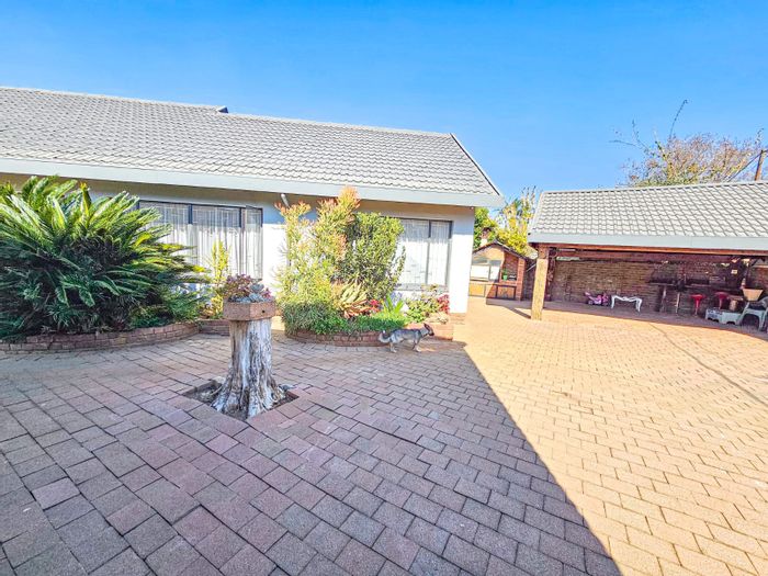 Doringkloof House For Sale: 3-bed, flatlet, garden, lapa with braai.