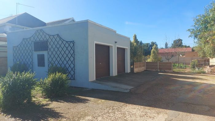 House for Sale in Ladismith Central: 4 bedrooms, pool, braai area, spacious yard.