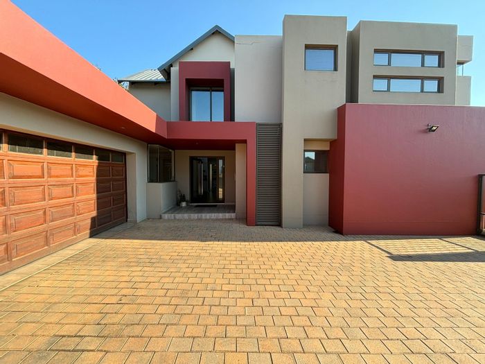 For Sale: House in Glen Eagle Estate with pool, solar system, and gourmet kitchen.