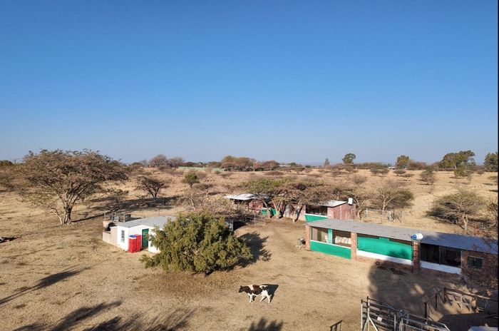 For Sale: Small Holding in Grootvlei AH with extensive farming facilities and amenities.