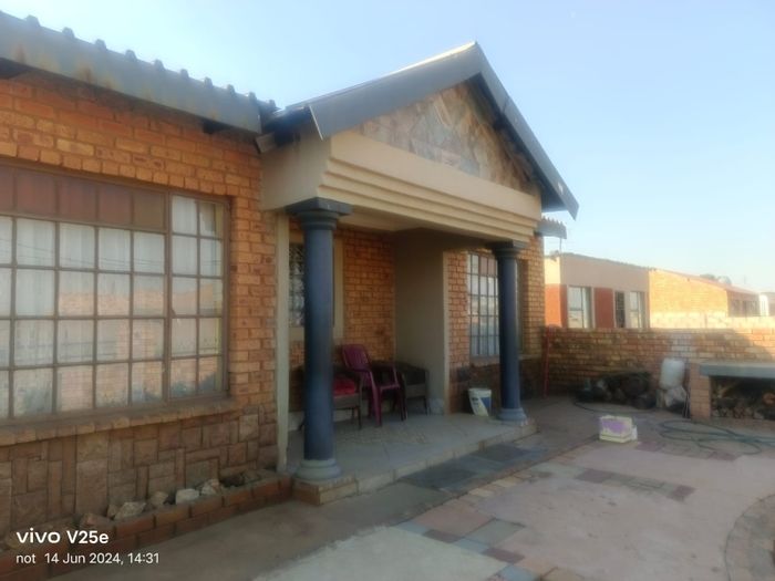 Zithobeni House For Sale: 2 bedrooms, external rooms, garage, near schools and transport.