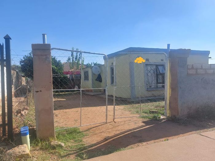 House for Sale in Ga Rankuwa: 3 Bedrooms, spacious yard, near amenities.