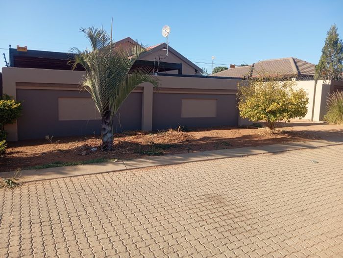 Southern Gateway House For Sale: 3 beds, 2 baths, carport, near schools and shops.