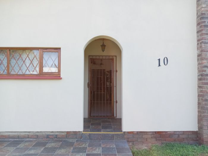 Charming Graaff-Reinet Central House for Sale with Spacious Rooms and Outdoor Entertainment