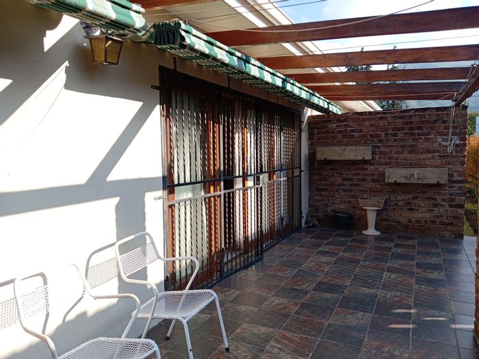 Spacious 4-bedroom house with office, bar, outdoor braai in Graaff-Reinet Central. For Sale.