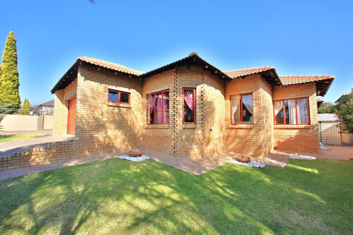 Amberfield Manor House For Sale: 4 bedrooms, study, double garage, spacious layout.