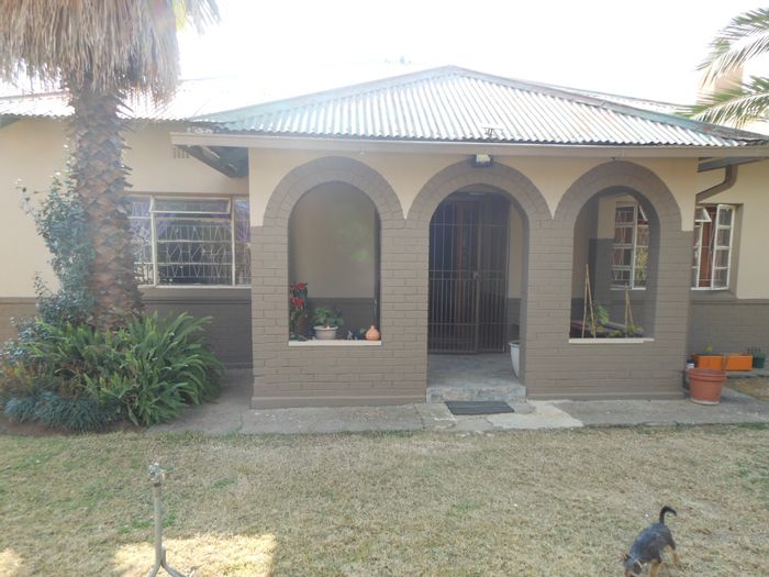 Newly Renovated House in Nigel Ext 2 with Bar, Braai, and Pizza Oven