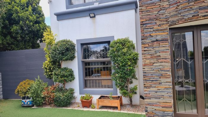 Lonehill House For Sale: 5 bedrooms, solar power, pool, and security features.