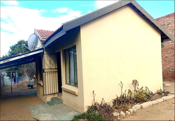 House for Sale in Emdo Park: 3 bedrooms, spacious lounge, outdoor storage, prime location.