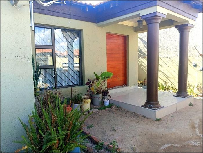 Rethabile Gardens House For Sale: 3 bedrooms, double garage, close to amenities.