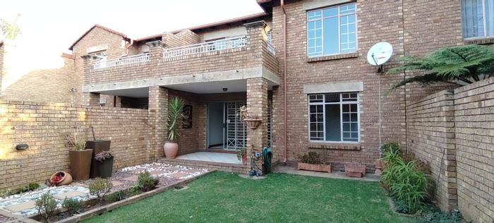 Die Hoewes Townhouse For Sale: 3 Beds, Study, No Loadshedding, Near Gautrain!