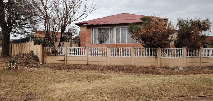 Crosby House For Sale: 3 beds, yard, garage, potential income unit.