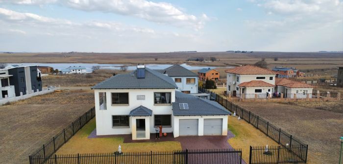 Bronkhorstbaai House For Sale: Lakeside Living with Private Borehole and Estate Amenities!