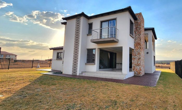 Bronkhorstbaai House For Sale: Lakeside Living with Private Borehole and Estate Amenities!