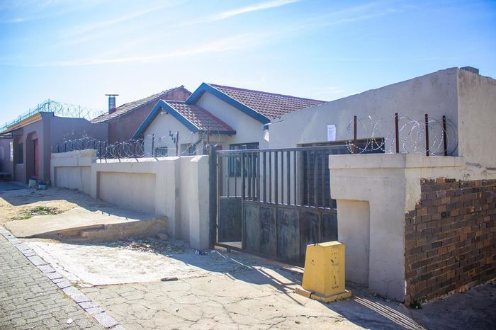 House for Sale in Riverlea: 2 beds, garage, 3 income-generating rooms, security.