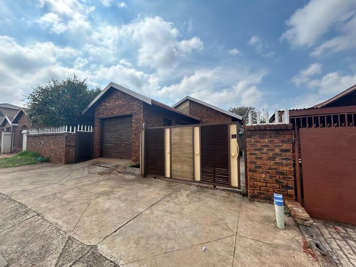 For Sale: House in Vosloorus with 2 bedrooms, garage, and convenient location.