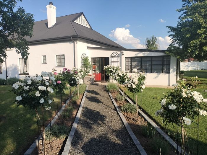 Historic 1920s Tudor-style house in Wakkerstroom Central, for sale with ample amenities.