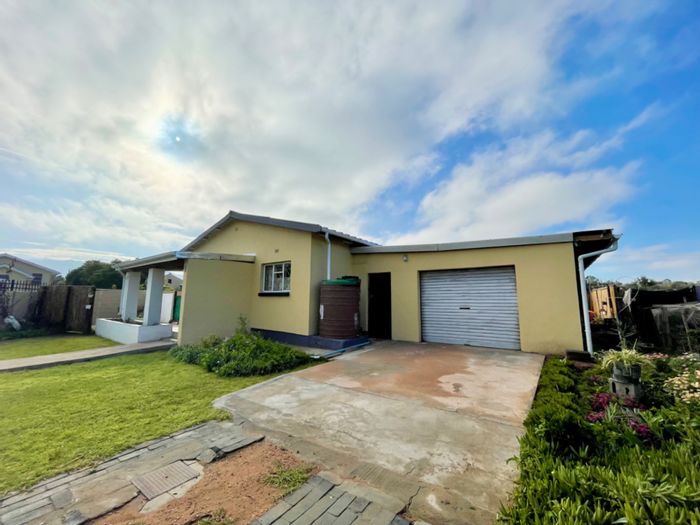 For Sale: House in Calitzdorp Central with 3 bedrooms, garage, and garden space.