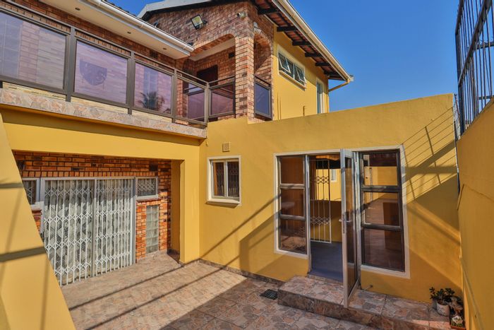 For Sale: 4 Bed, 4 Bath House in Palmview with entertainment area and double garage.