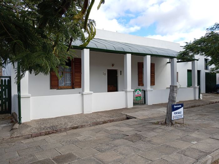 For Sale: Central Graaff-Reinet 2-Bed House with Renovated Kitchen, Dual Garages, and More!