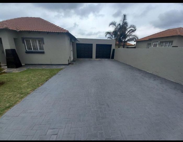 For Sale: Ben Fleur Townhouse with 3 beds, garage, braai area, and security features.