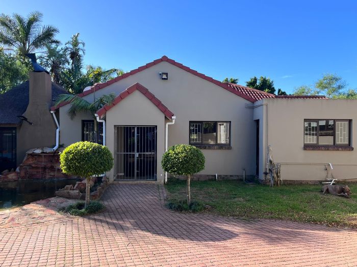 Charming 3-Bed House with Granny Flat, Koi Pond, Lapa in Charlo's Tudor Gardens