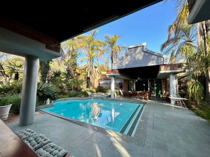 Die Hoewes House For Sale: 5 beds, pool, offices, flatlet, secure living.