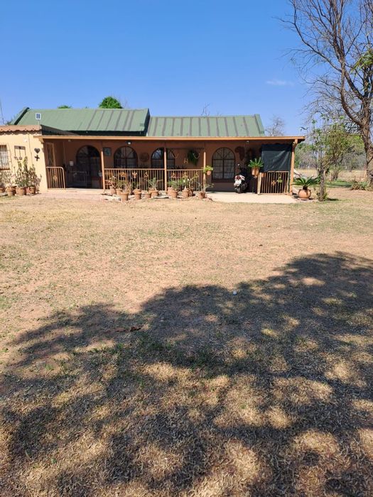 Farm for Sale in Modimolle Central: 2-bed house, cottages, borehole, game fence.