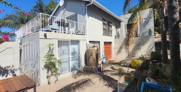 Family House For Sale in Piketberg Central: Pool, Flatlet, Scenic Views