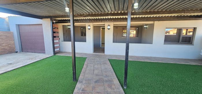 Homevale House For Sale: 3 Bedrooms, Tandem Carport, Private Backyard, Built-in Braai.