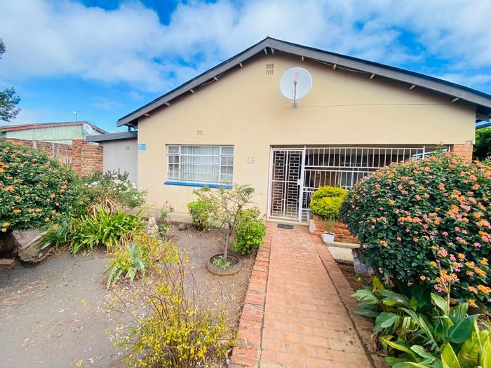 Homestead House For Sale: 3 Bedrooms, Open Plan Living, Spacious Garden, Convenient Location.