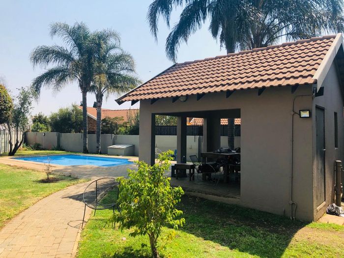 Radiokop Apartment For Sale: 2 beds, pool, clubhouse, balcony, near schools.