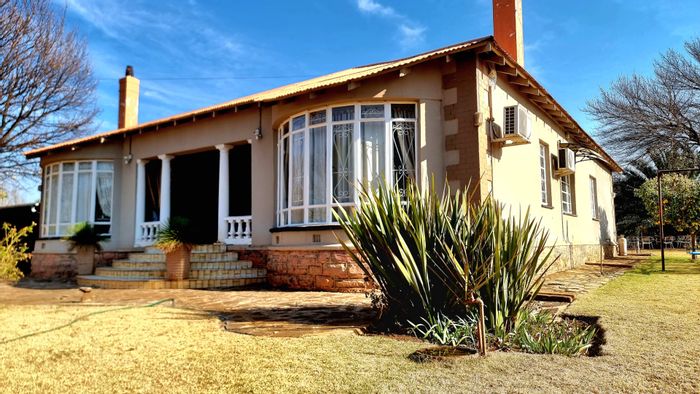 For Sale: Unique House in Ventersdorp Central with garden, security, and guest apartment.