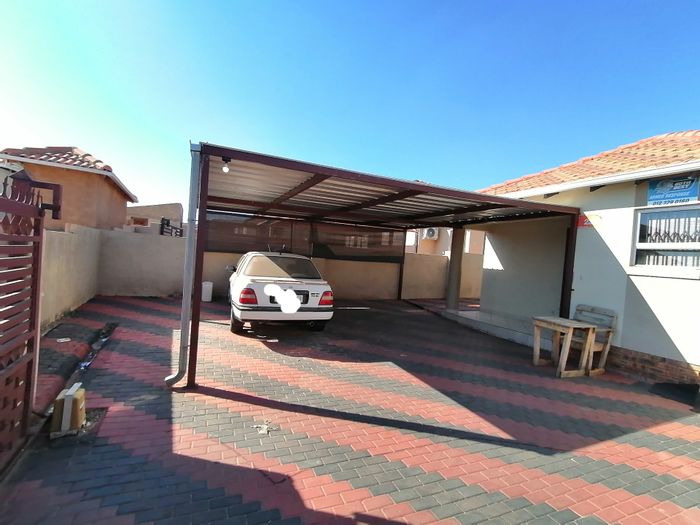 For Sale: Glenway Estate House with 2 bedrooms, carports, and easy access amenities.