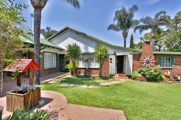 Rooihuiskraal House For Sale: Spacious bedrooms, office, braai room, pet-friendly garden.