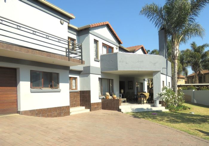 For Sale: Spacious House in Amberfield Crest with Pool, Braai, and Study.