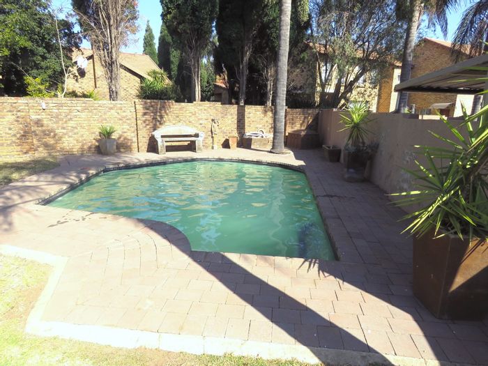 For Sale: House in Amberfield Crest with pool, braai area, and spacious living.