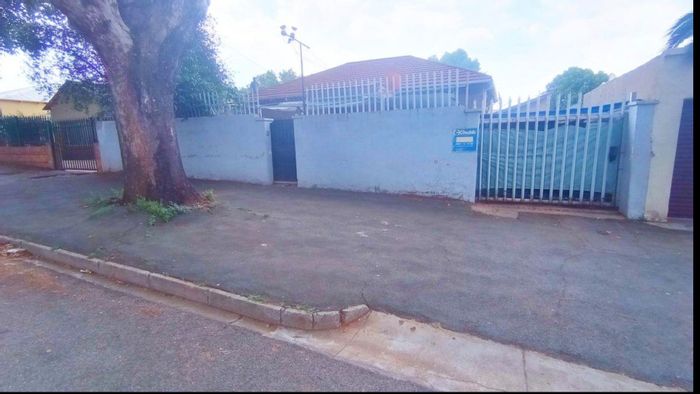 Property #ENT0281783, House for sale in Bezuidenhout Valley