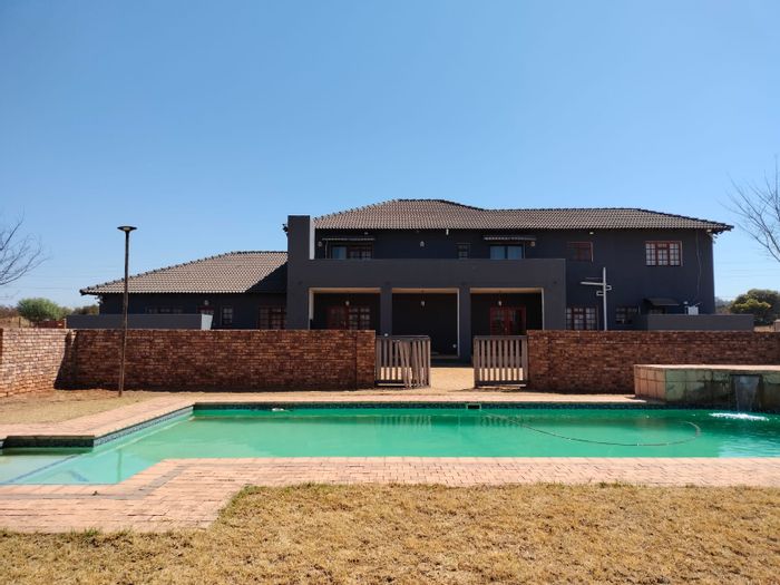 House To Rent in Rietvlei View Country Estates: 5 beds, horse stables, pool.