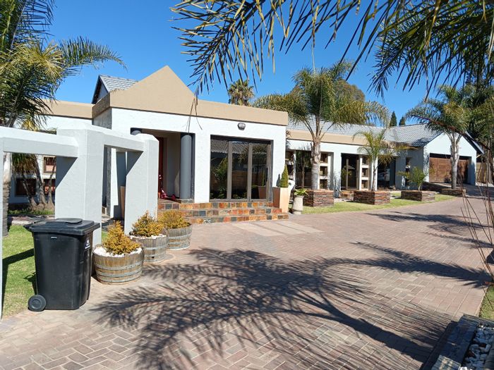 Glen Marais House For Sale: Pool, Lapa, Jacuzzi, Granny Flat, spacious living areas.