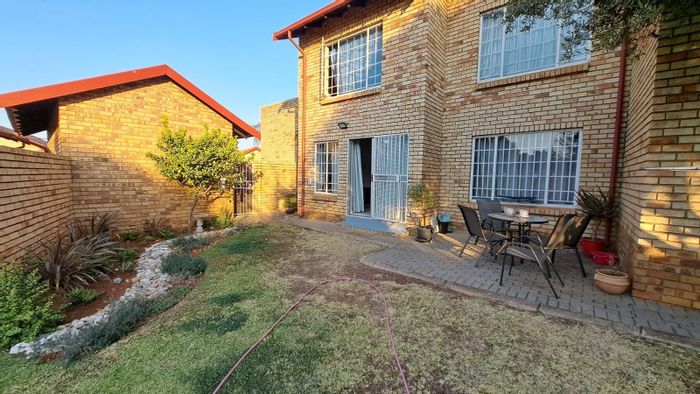 Property #ENT0281893, Townhouse for sale in Highveld