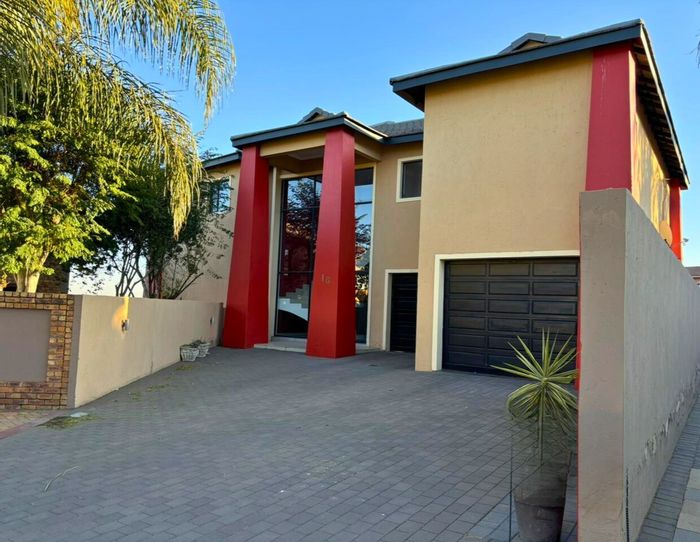 For Sale: Glen Eagle Estate House with Pool, 4 Bedrooms, Braai Room, and Chef's Kitchen