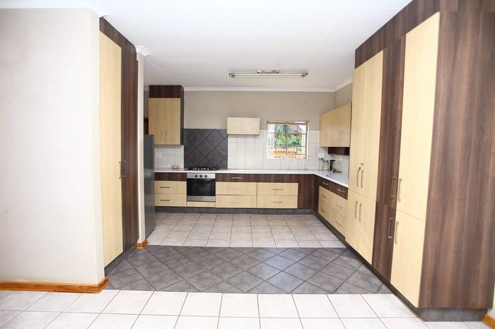 Chroompark Townhouse For Sale: 3 Bedrooms, Secure Garage, Small Garden, Prime Location