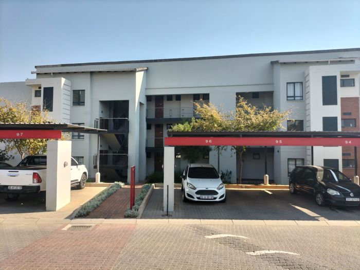 Zandspruit Apartment For Sale: Lock-up-and-go, golf estate amenities, pool, gym.