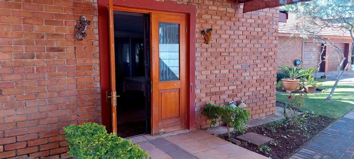 Bendor Ext 16 House For Sale: 3 Bedrooms, Loft, Enclosed Braai Room, Immaculate Garden