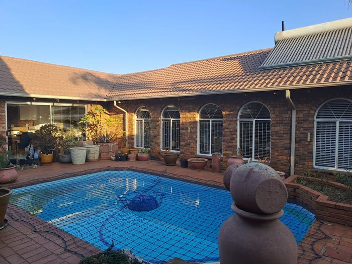 Dalpark House For Sale: 3 beds, pool, study, generator, double garages.