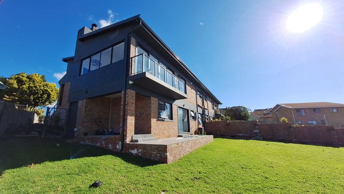 For Sale: House in Hartenbos Heuwels with views, indoor braai, and ample parking.